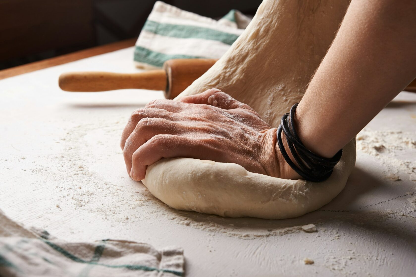 Mãos de padeiro a amassar a massa do pão