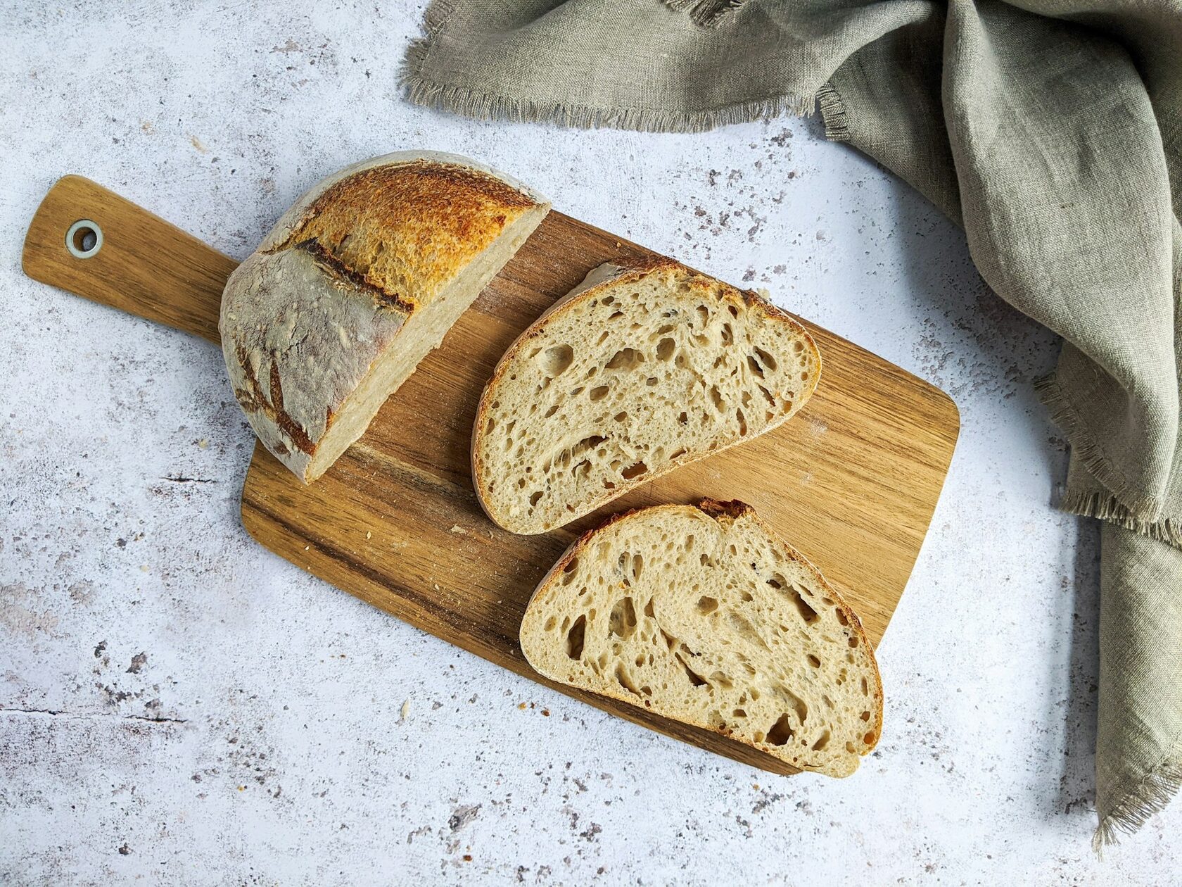 Pão alentejano tradicional sobre tábua de madeira